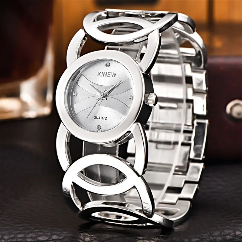 Une très belle montre luxueuse de steel magic 2024 pour femme de couleur gold et argent